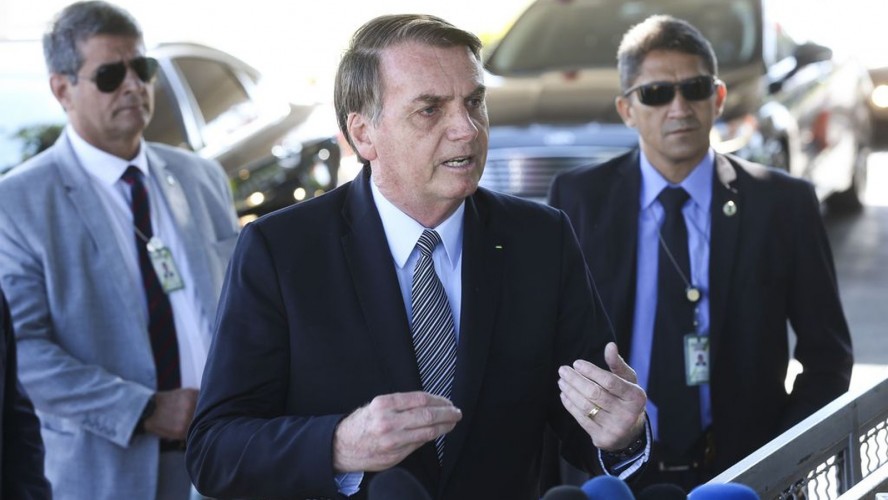 O presidente Jair Bolsonaro falou com a imprensa pouco antes de assinar a medida provisória da dívida de contribuintes com a União — Foto: Antonio Cruz/ Agência Brasil