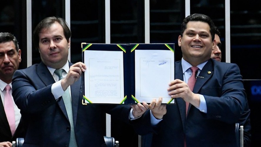 Os presidentes da Câmara, Rodrigo Maia, e do Senado, Davi Alcolumbre, durante promulgação da reforma - Foto: Senado Federal